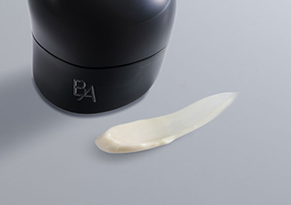 Features Self-Regenerating Veil Uses the 3D Glow & Lift Formulation to achieve firmness in all areas of the skin.