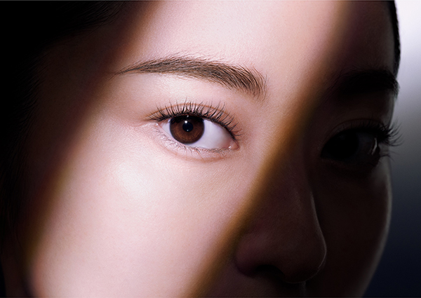 打造紧致上扬、结构美感呼之欲出的立体眼眸。